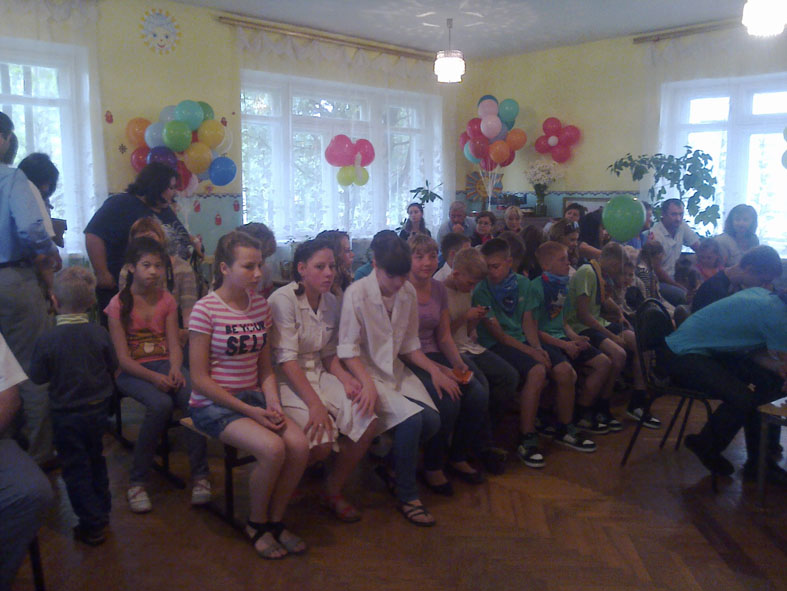 К Международному дню защиты детей члены Панинского РК Профсоюза посетили ребят в детском доме ...